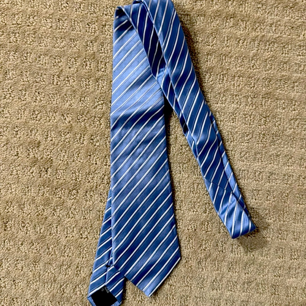 Authentic Armani Men’s tie. Excellent condition and beau blue with whites stripe